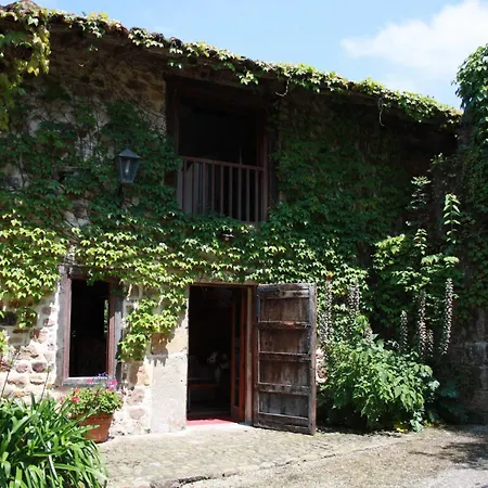 Gatehouse Of The Palacio De Hualle Near Comillas 度假居